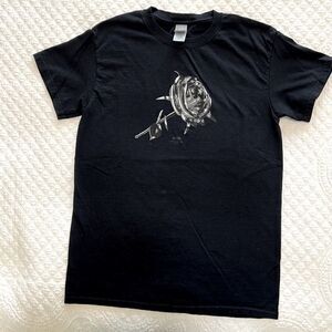 Gildan Heavy Cotton T-Shirt Black w\White Rose. Size S.